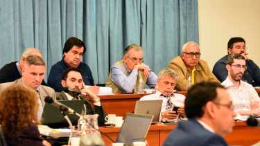 Los imputados siguen el juicio en silencio, algunos toman nota de lo que declaran los testigos. Pueden pedir la palabra en cualquier momento. (Cecilia Maletti)