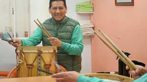 Miguel, un buscavidas: el artista de bombos y tijeras que creció en las calles de Neuquén