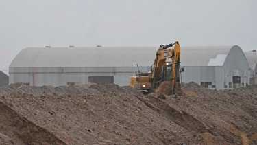 La empresa Comarsa acopia los lodos empetrolados en el Distrito VI sin posibilidad de tratamiento (foto Florencia Salto)