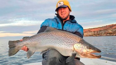 Impresionante. La enorme trucha marrón que Pablo Oscar Blasco pescó y devolvió en el lago Los Barreales, en Neuquén.