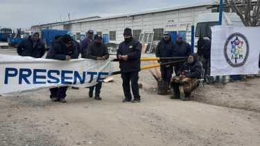 El ingreso al predio del Parque Industrial fue bloqueado esta mañana. Un agente se encadenó y dijo que inició una huelga de hambre.