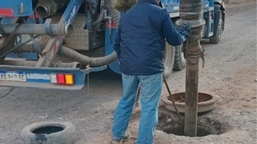 Los trabajadores tuvieron que sondear la cámara, ya que no se encontraba la boca del caño. Foto: gentileza municipalidad de Centenario.