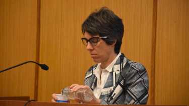 Roca 06/08/24: Moira Revsin, la ex jueza de Familia de Roca destituida por el Consejo de la Magistratura se presento esta mañana en Tribunales a una audiencia de formulación de cargos, en una causa que se abrió durante el juri donde se le acusa de manipulacion de expedientes. Foto: Andrés Maripe