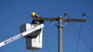 Un poste de alta tensión en su terreno no le permitió construir en Sierra Grande y será indemnizada