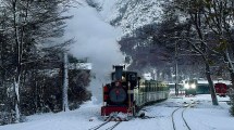 Imagen de El Tren del Fin del Mundo entre la nieve de Ushuaia: cuánto sale y cómo es el recorrido