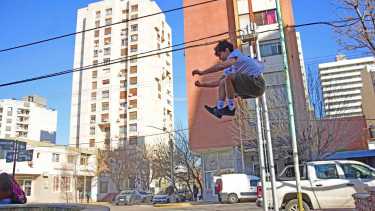 Valen Albornoz hace parkour en Neuquén. Foto: Cecilia Maletti