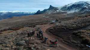 De Neuquén a Villa Llanquín en moto: las aventuras de «Los choiques» por las rutas más lindas de la Patagonia