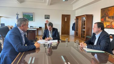 Los gobernadores de Río Negro y de Neuquén ayer en Buenos Aires con el secretario Chirillo.