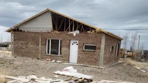 Alerta naranja por vientos en Neuquén: ráfagas de más de 100 km/h volaron techos en Zapala
