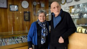 El último relojero de Neuquén colgó su buril: el adiós a un histórico negocio familiar