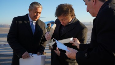 Javier Milei visitó Neuquén y Rolado Figueroa le regaló un cuchillo. Foto: Prensa Provincia de Neuquén. 