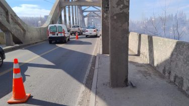 Video | El tránsito estuvo reducido en el puente Cipolletti &#8211; Neuquén, por un incendio de pastizales