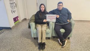 Los encadenados de Centenario: el reclamo insistente de dos municipales a Cimolai