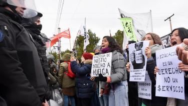 Video | Tras el cruce entre ATEN y la Gendarmería en los puentes carreteros Neuquén &#8211; Cipolletti, mañana sigue el paro