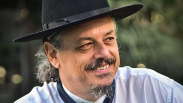 Nacido en San Andrés de Giles, el cantor Adrián Maggi cuenta con 17 discos editados.