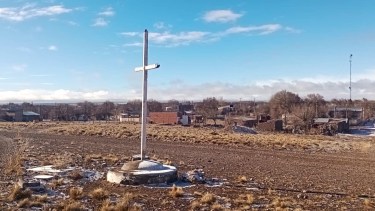 Hecha en madera de ceibo, la cruz de Maquinchao fue pensada por un sacerdote que los visitaba desde Bariloche. Foto: Gentileza Américo Pérez.
