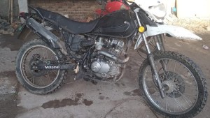 Persecución en Viedma: abandonaron la moto que era robada y lograron escapar