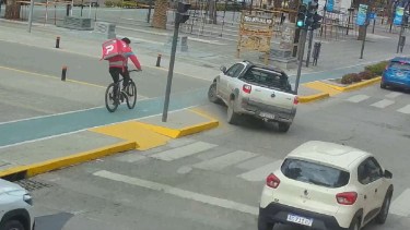 Video | Fotomultas en Neuquén: atropelló a un ciclista por ignorar esta prohibición