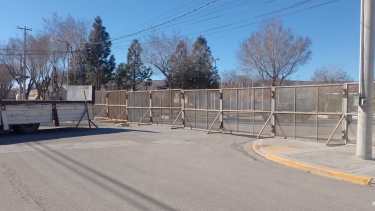 Vallas metálicas rodean las calles del gimnasio municipal de Jacobacci, donde se realizará la audiencia pública por  Calcatreu. Gentileza