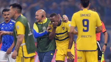 Increíble. Advíncula se fue a los vestuarios en la primera jugada del partido. (AFP)