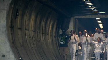 La llama se encendió cerca de Londres, ya pasó por el Canal de la Mancha y va con destino a la capital francesa. (AFP)