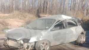Murió un hombre luego de volcar con su auto en Villa Regina