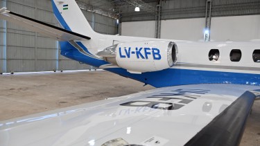 El avión sanitario de Río Negro continuará en el hangar del aeropuerto viedmense a la espera de un comprador. Foto: Marcelo Ochoa.