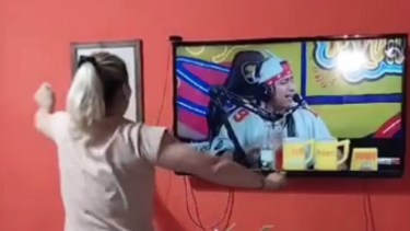 La fanática de los dragones que se hizo viral por sacar a relucir los pasos prohibidos. 
