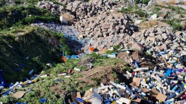 Aparecieron cientos de hilos en un basural de Chubut. Foto: Gentileza Diario Jornada
