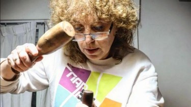 Betina Kolaczyk en plena producción de la obra por el atentado a la AMIA. Foto: gentileza.
