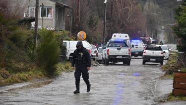 Un gran despliegue policial hay en el domicilio donde hallaron muerto a Fausto Jones Huala este mediodía de jueves en Bariloche. (foto Alfredo Leiva)