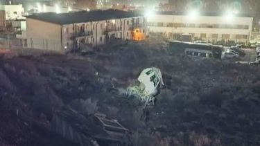 El camión volcó en Ruta 7 y el chofer se encuentra hospitalizado. Foto: Gentileza FM 90.7 Radio Municipal Añelo. 