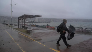 Los vientos fuertes y lluvias provocaron que más de un millón de personas quedaran sin luz.