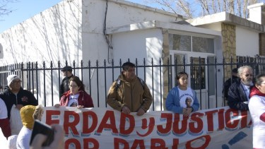 Una de las marchas frente al juzgado federal de Zapala para pedir justicia por Pablo Córdoba. (Gentileza)