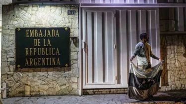 Los diplomáticos argentinos abandonaron la embajada en Venezuela. Foto: NA