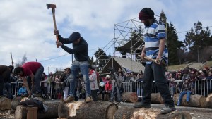 Eventos imperdibles en Bariloche: duelos entre bomberos y hacheros en la Fiesta de la Nieve