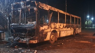 Un colectivo se incendió en Lamarque. Foto: gentileza