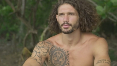Iván y una ingeniosa técnica para vencer a los mosquitos en Survivor. 