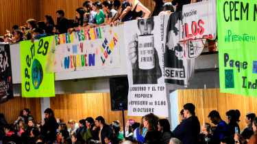 En la asamblea de la EPET 8 se reunieron más de 2.500 docentes desde la mañana. Foto: Cecilia Maletti.