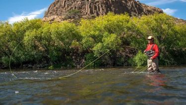 La pesca, uno de los imperdibles de Neuquén, que seduce con su diversidad para intentar buenos piques
