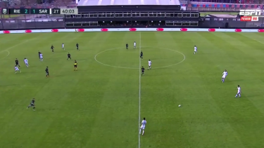 Riestra y el momento con 12 jugadores en cancha.