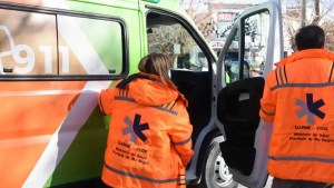 Dos trabajadores cayeron desde cuatro metros de altura en una metalúrgica en Roca