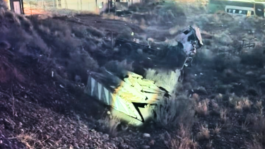 Volcó un camión mientras era remolcado sobre la Ruta 7 en Añelo: hay un herido (Foto: gentileza Radio Municipal Añelo)