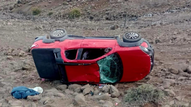 Fuerte vuelco sobre la Ruta 43. Foto: FM Patagonia (Chos Malal)