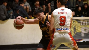 Veliz fue el mejor de la noche, con otro doble-doble: 18 puntos y 15 rebotes. (Matías Subat)