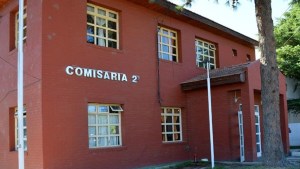 Violento asalto a una mujer de 75 años en Neuquén: le pegaron en el rostro y encerraron en el armario
