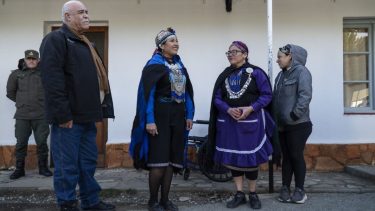 Betiana Colhuan Nahuel (centro) quedó apartada de la causa por usurpación en Villa Mascardi y ahora será "amicus curiae". Foto: Marcelo Martinez