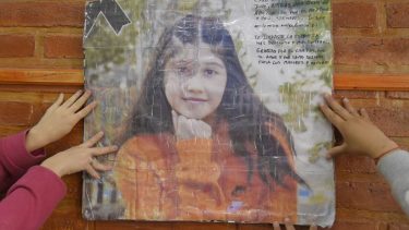 Carina estudiaba en el CPEM N°35, donde hay carteles que la recuerdan. Vivía en la zona de chacras, a unos 5 kilómetros del pueblo. Foto Florencia Salto.