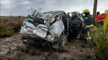 Volcó la camioneta en la que viajaba el ministro de Obras Públicas de Río Negro, Alejandro Echarren. Foto: (Gentileza: NoticiasNet).