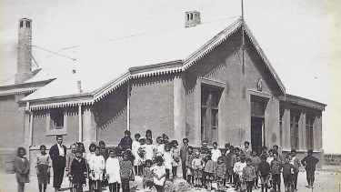 El recuerdo de la Escuela 22, ya en Plaza Huincul, allá por 1923. Foto: Archivo local.